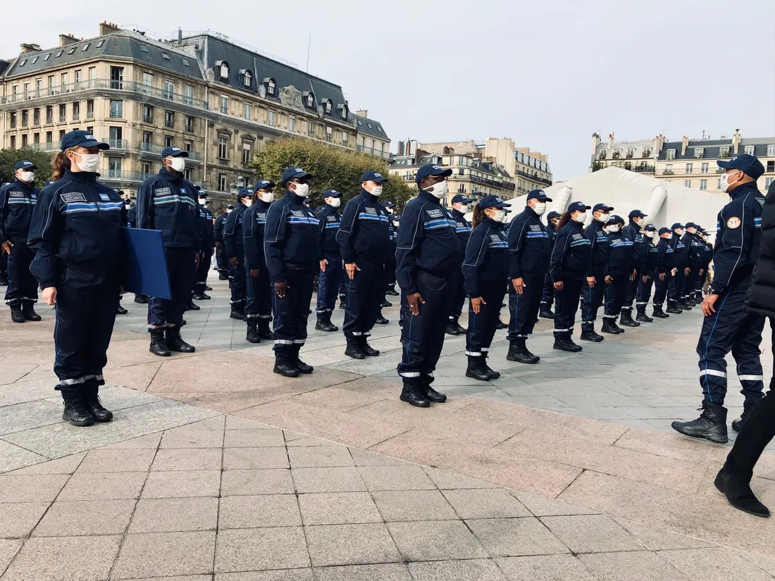 La première promotion de la police municipale sur le parvis de l'Hôtel de Ville de Paris.